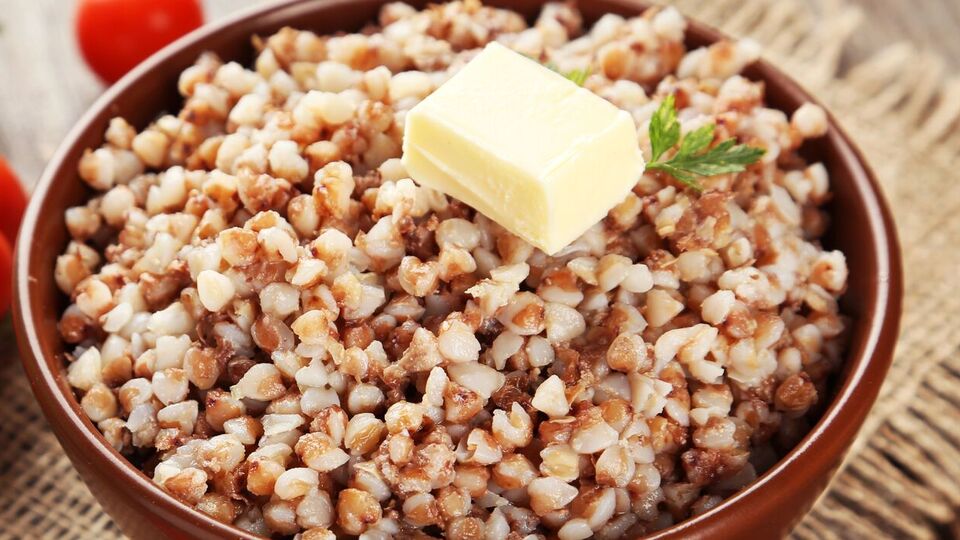 На 200 г гречки вам понадобится 400 мл воды