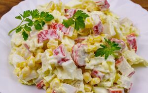 Виноград в этом салате придаст приятную сладость