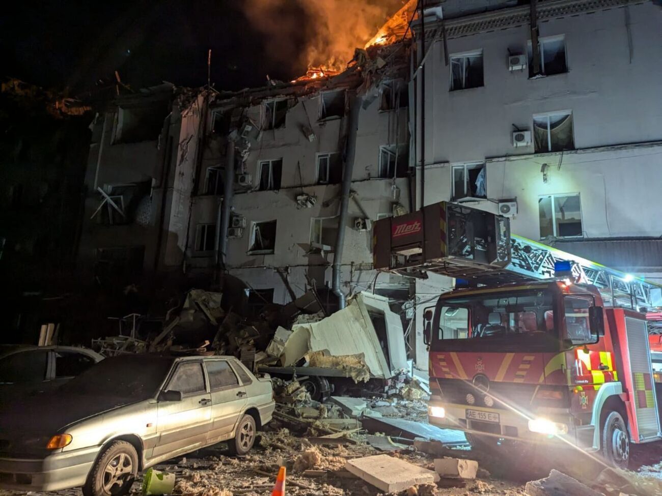 Спасатели с ночи разбирают завалы