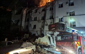 Спасатели с ночи разбирают завалы