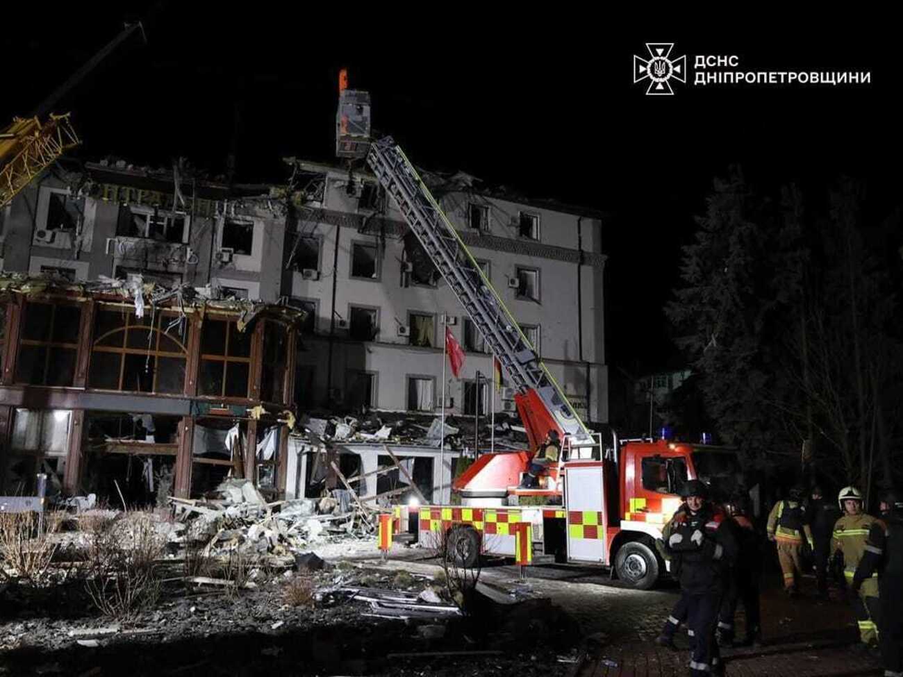 На месте продолжается спасательная операция