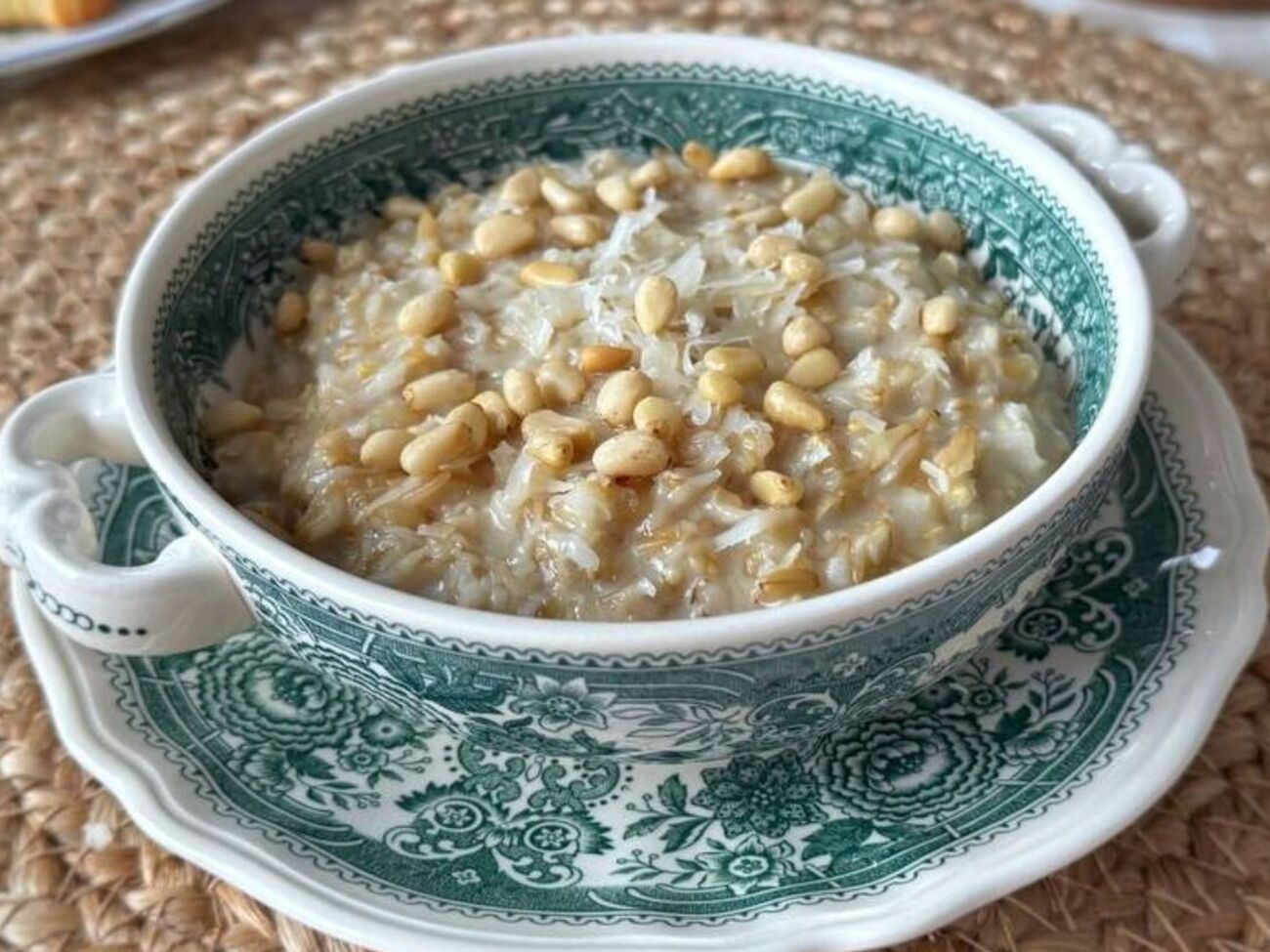 Зверху додатково посипте вівсянку натертим пармезаном і кедровими горішками