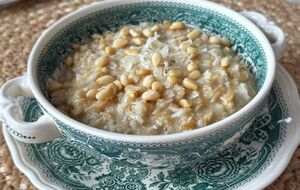 Зверху додатково посипте вівсянку натертим пармезаном і кедровими горішками