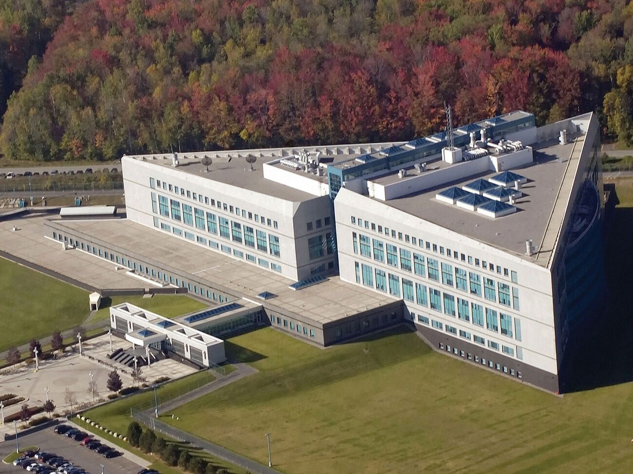 Канадская разведка (на фото – ее штаб-квартира), как и разведки еще ряда стран, анализирует, стоит ли ограничить обмен данными с США