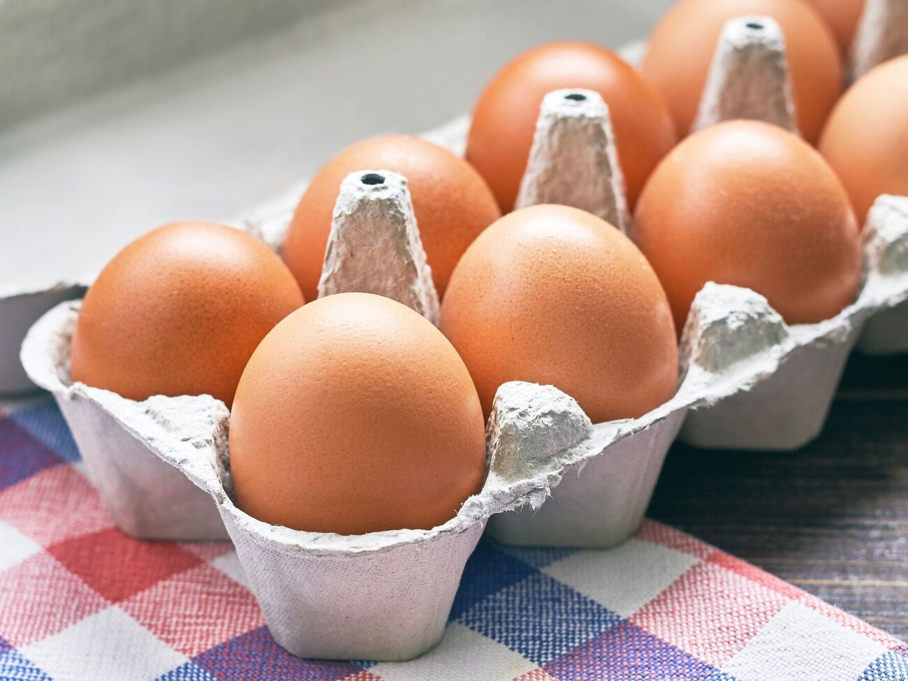 Для хранения яиц подойдут средние полки холодильника