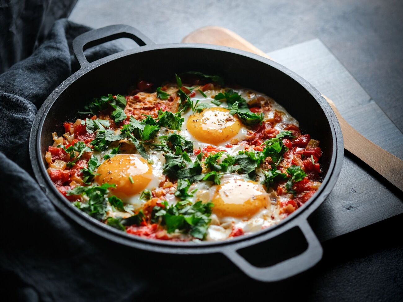 Для шакшуки понадобится три яйца