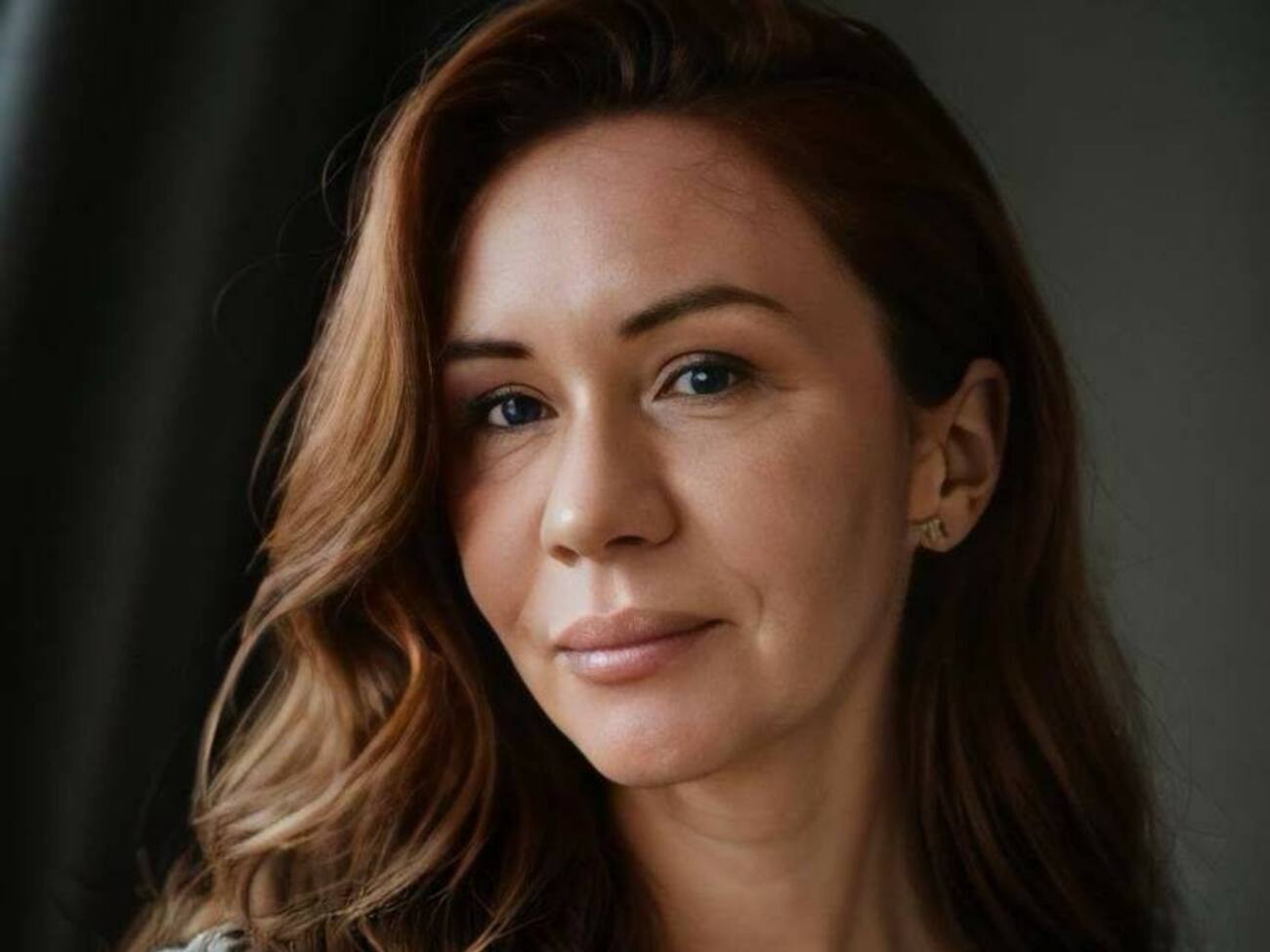 Передайте 8 марта эту открытку женщинам в Конгрессе – харьковчанка после взрыва стоит на холоде в халате, укачивая грудничка