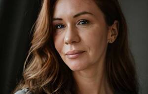 Передайте 8 марта эту открытку женщинам в Конгрессе – харьковчанка после взрыва стоит на холоде в халате, укачивая грудничка