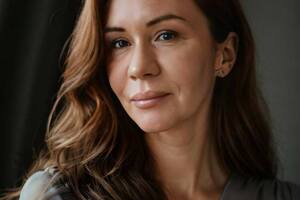 Передайте 8 марта эту открытку женщинам в Конгрессе – харьковчанка после взрыва стоит на холоде в халате, укачивая грудничка