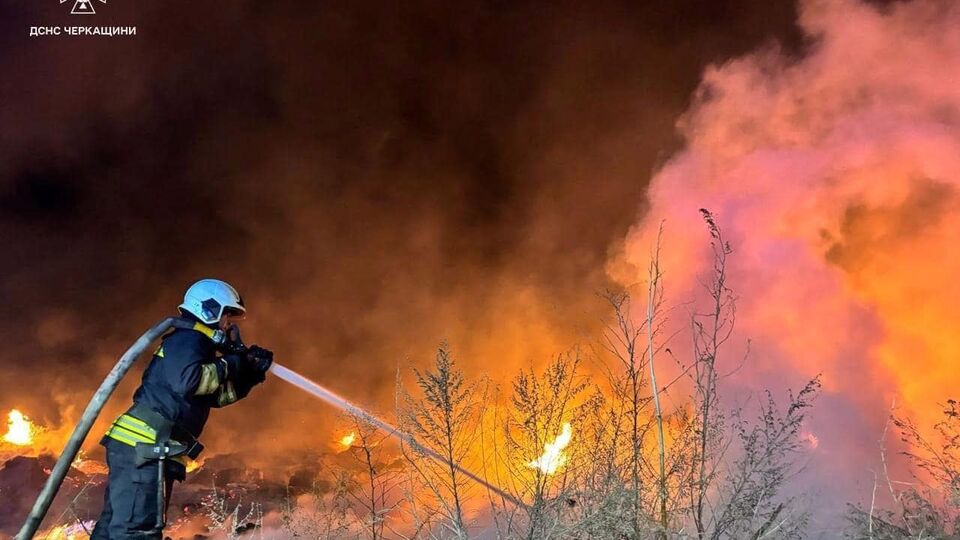 Рятувальник знепритомнів, коли гасив рослинність, зазначили в ДСНС