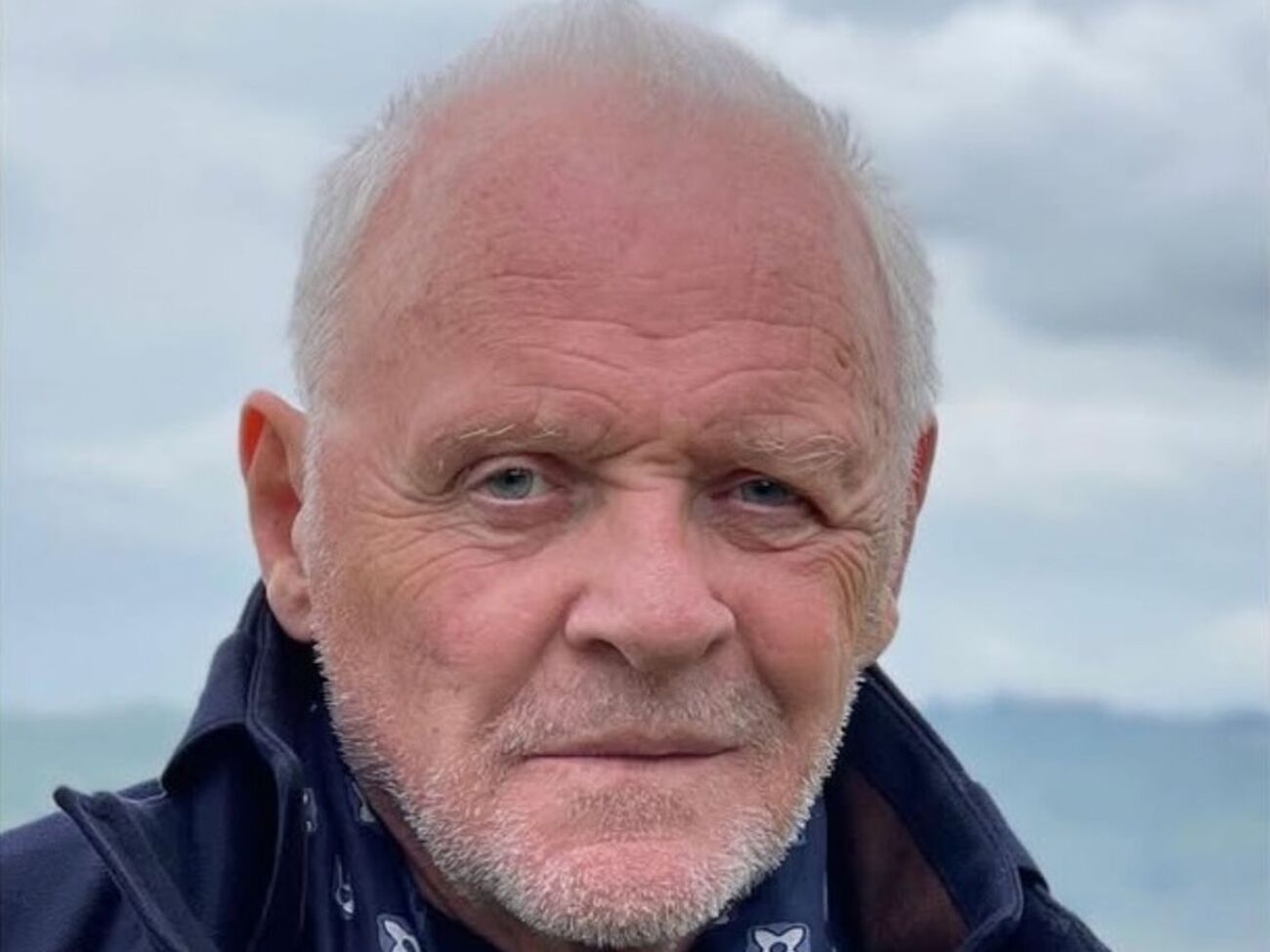 Гопкінс народився 1937 року у Великобританії