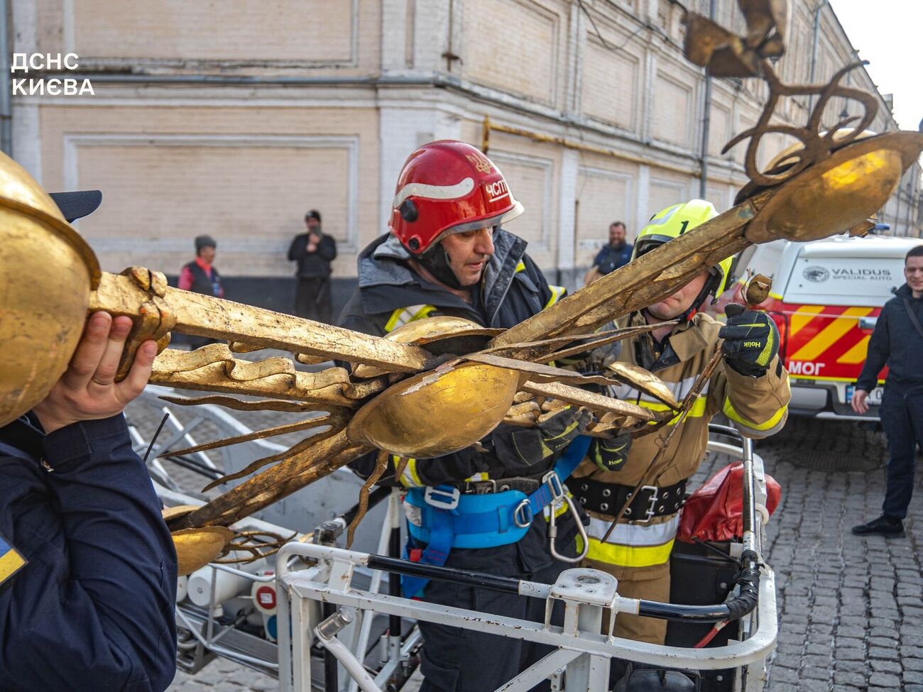 Крест снимали спасатели