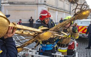 Крест снимали спасатели