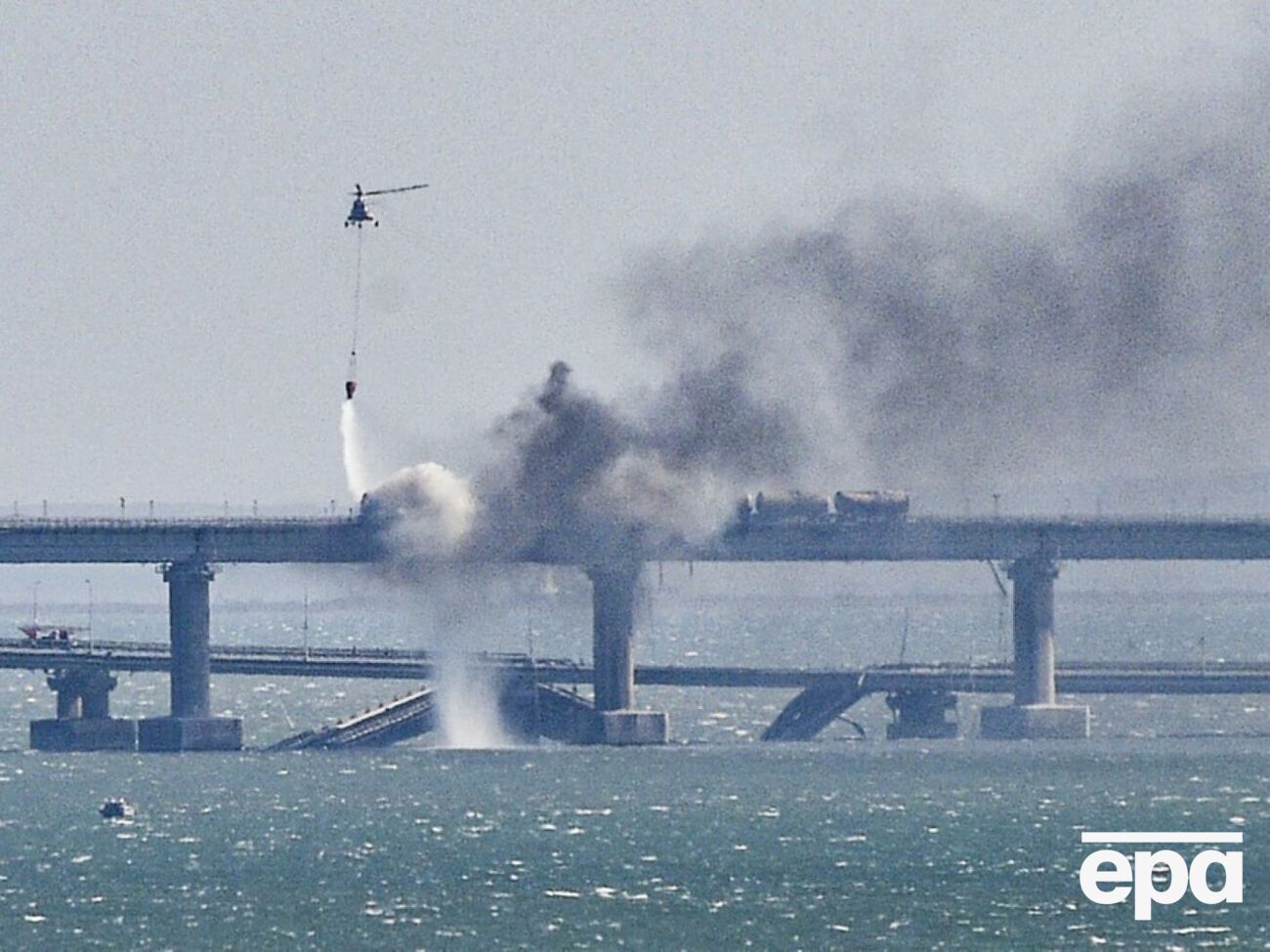 В результате первых двух ударов российские военные не могут перевозить тяжелые вагоны через мост