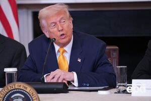 За словами співрозмовників, Трамп хоче бачити, що Зеленський схиляється до переговорів, певних територіальних поступок і рухається в бік виборів в Україні