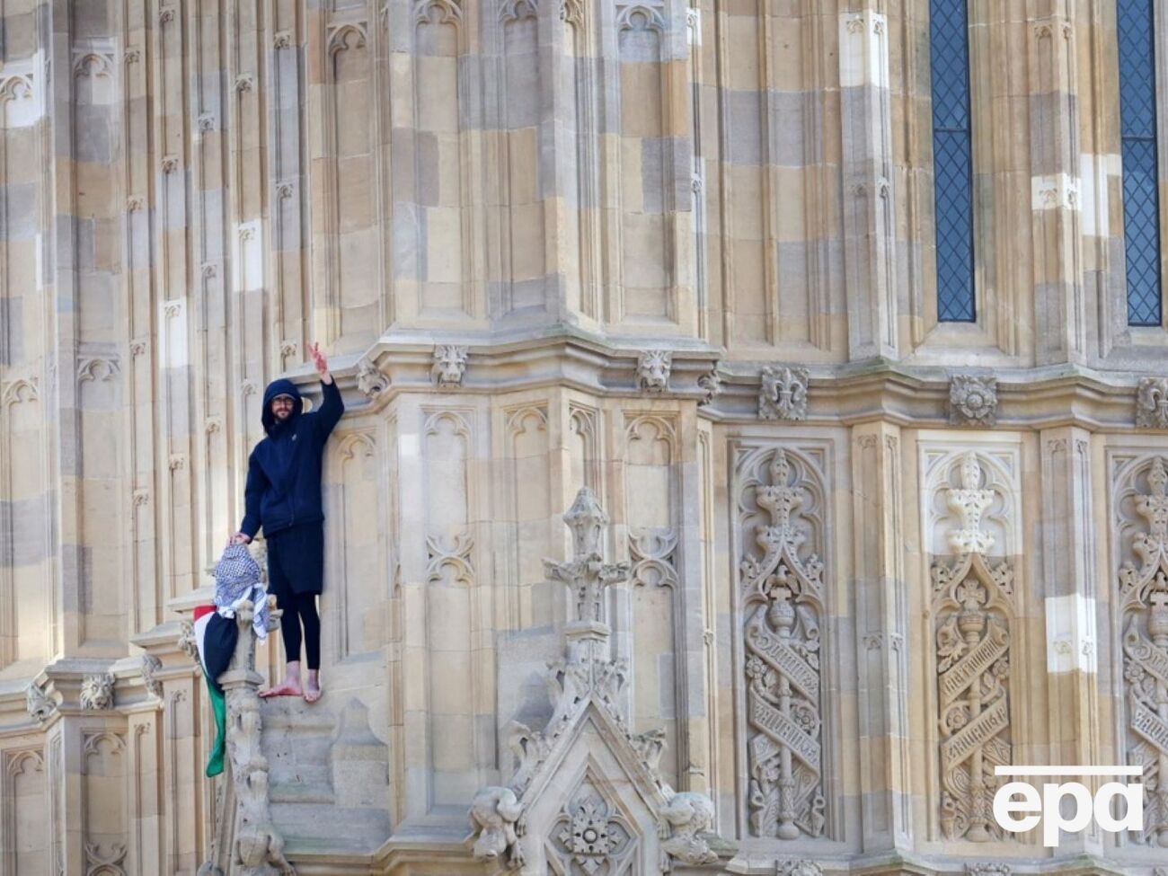 Мужчина протестовал против "полицейских репрессий и государственного насилия"