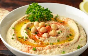 Для намазки вам понадобятся консервированная фасоль, вареное яйцо, оливковое масло, руккола, шпинат