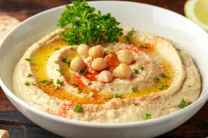 Для намазки вам знадобляться консервована квасоля, варене яйце, оливкова олія, рукола, шпинат