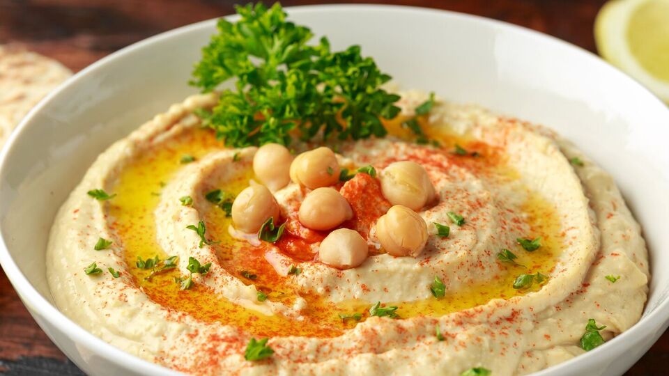 Для намазки вам понадобятся консервированная фасоль, вареное яйцо, оливковое масло, руккола, шпинат