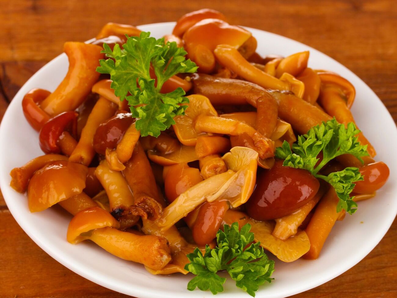 Для этого маринада вам понадобится 600–800 г шампиньонов