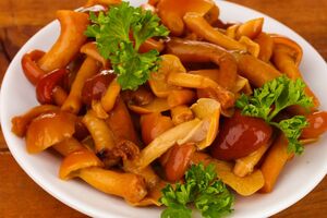 Для цього маринаду вам знадобиться 600–800 г шампіньйонів