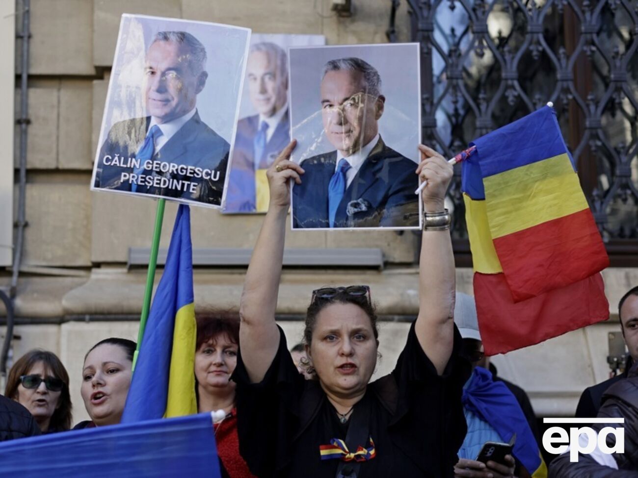 ЗМІ пишуть, що біля будівлі ЦВК зібралося кілька сотень прибічників Джорджеску