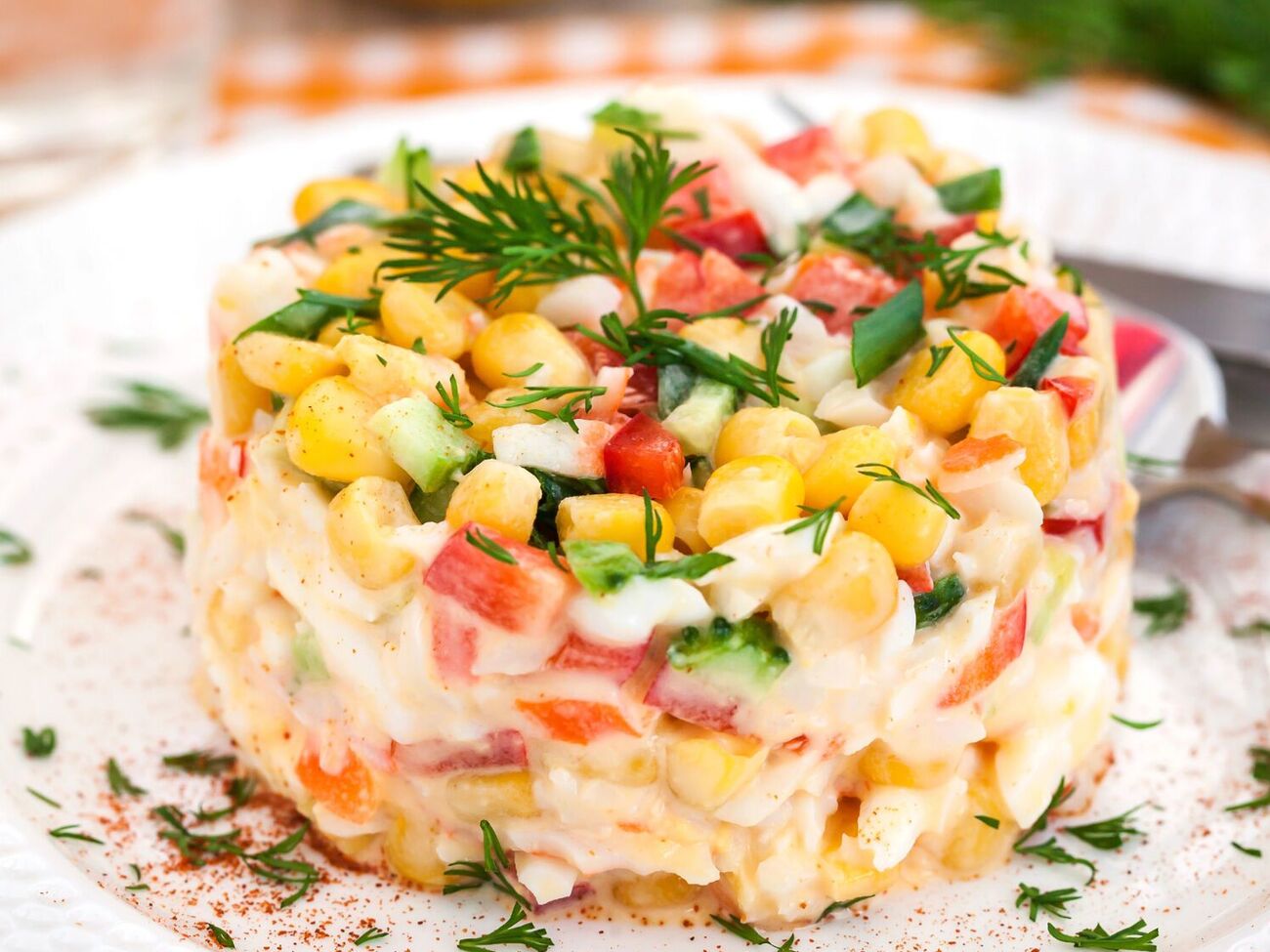 Для салата вам понадобятся одно яблоко и три плавленых сырка