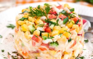 Для салата вам понадобятся одно яблоко и три плавленых сырка