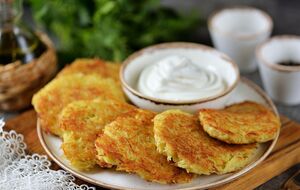 Деруни подають зі сметаною