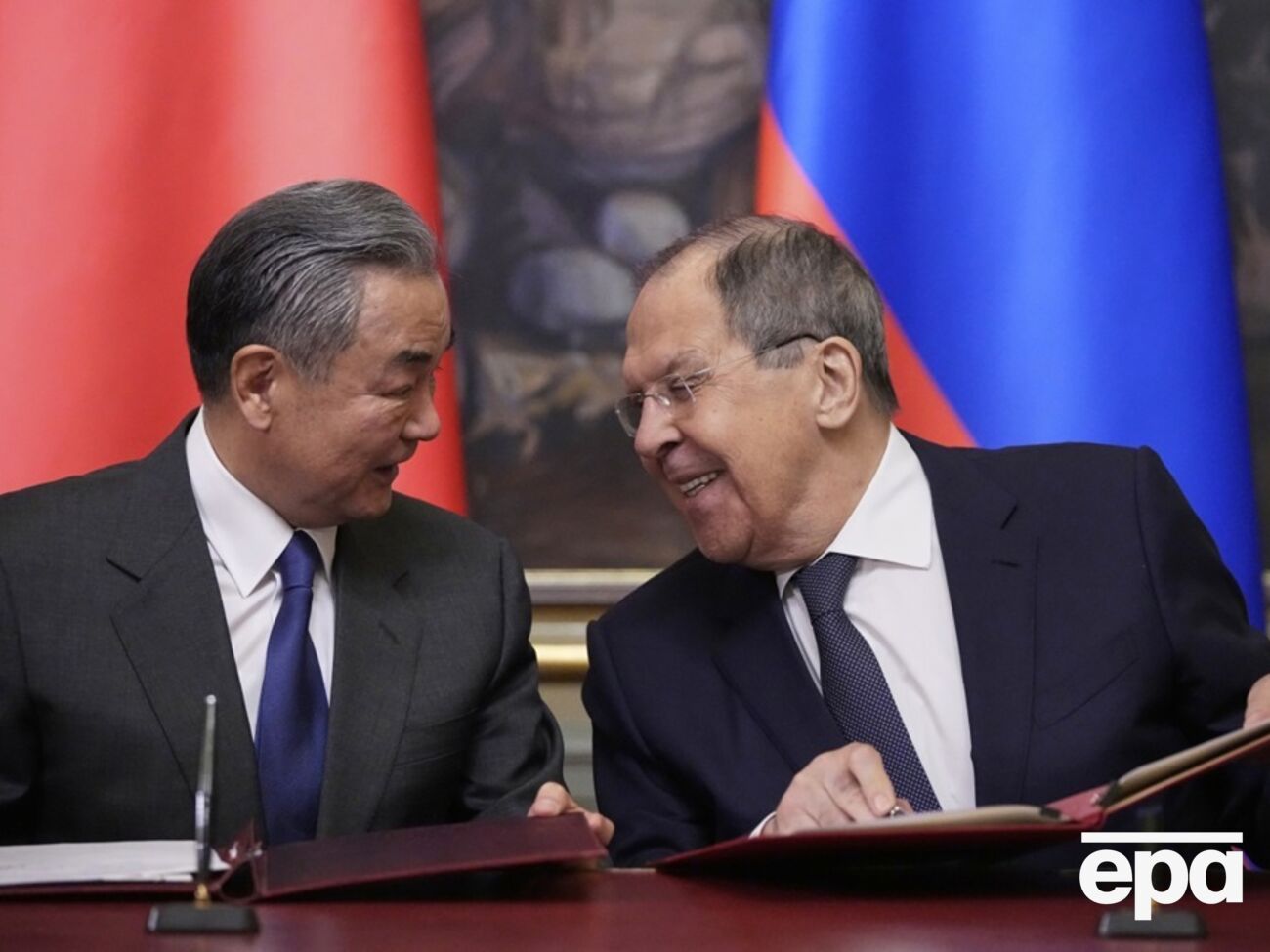 Ван І (ліворуч) сказав, що Москва й Пекін будуть поглиблювати партнерство