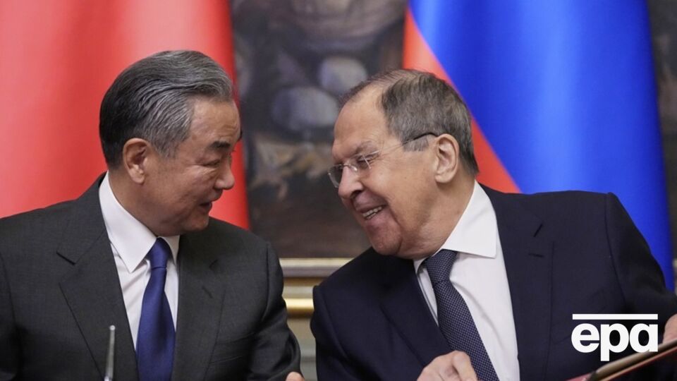 Ван І (ліворуч) сказав, що Москва й Пекін будуть поглиблювати партнерство