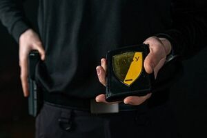 Пристрій для прослуховування вмонтували в підлогу з нижнього поверху, написало УНН