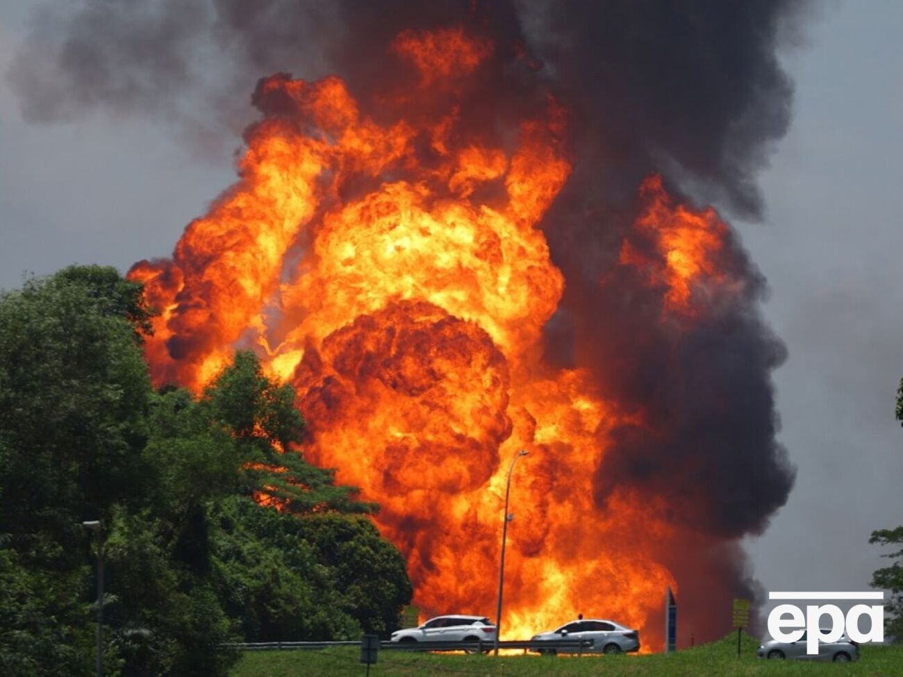 Жар от пламени расплавил пластик и металл в большом радиусе от трубопровода