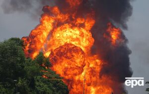 Жар от пламени расплавил пластик и металл в большом радиусе от трубопровода