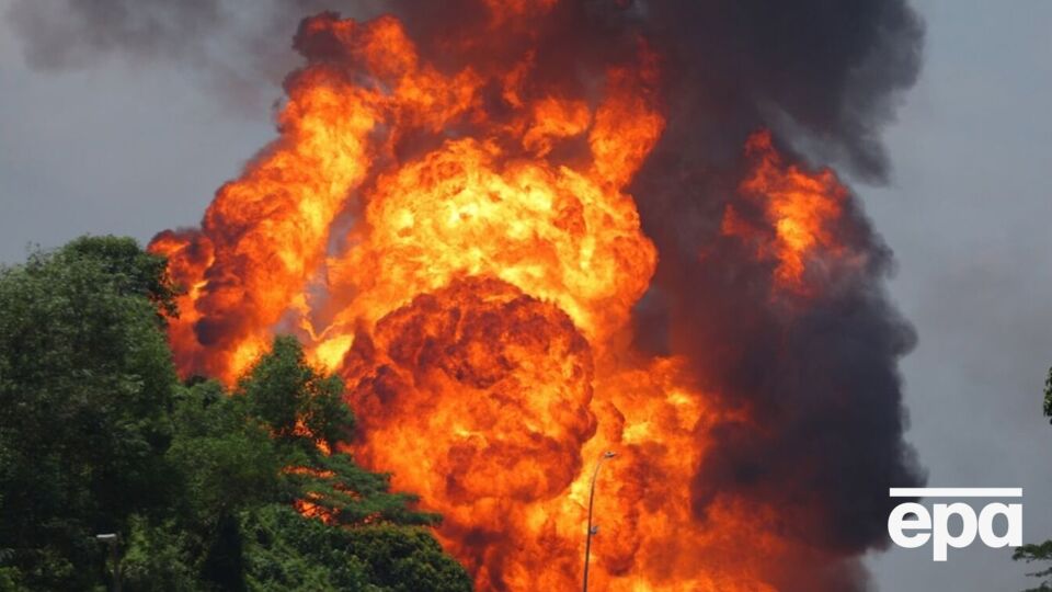 Жар от пламени расплавил пластик и металл в большом радиусе от трубопровода