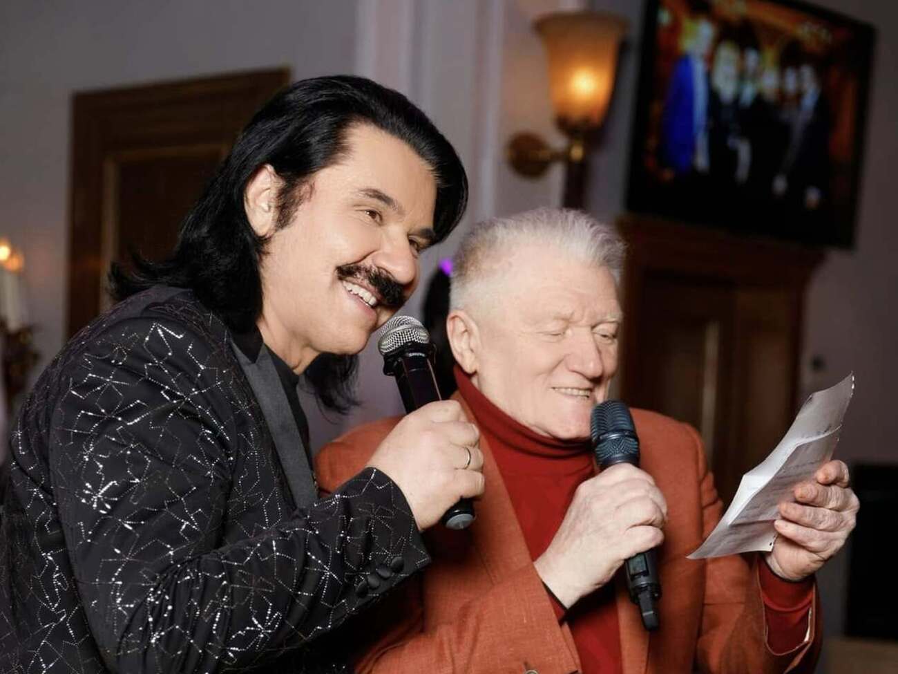 Зибров посвятил супругам исполнение песни "Така духмяна світла ніч", слова которой написал Рыбчинский