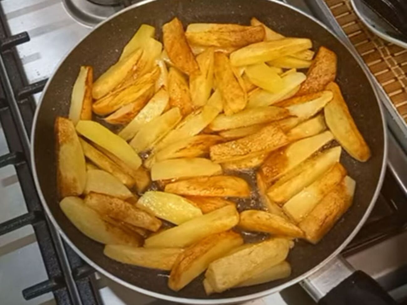 В конце к картофелю нужно добавить измельченный чеснок