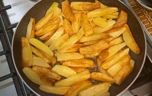 В конце к картофелю нужно добавить измельченный чеснок