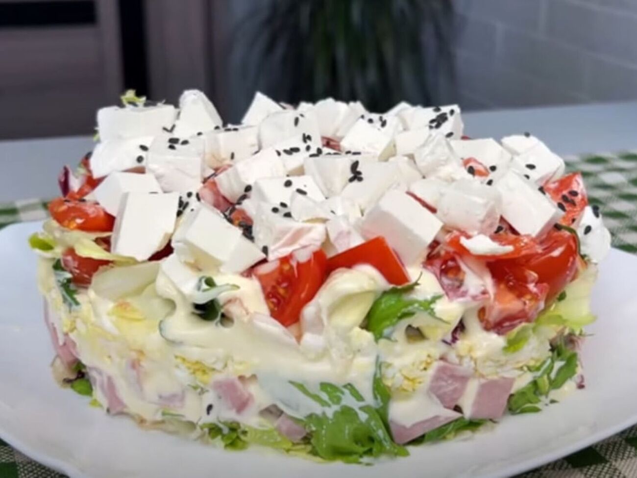 Готовий салат найкраще подавати на стіл відразу