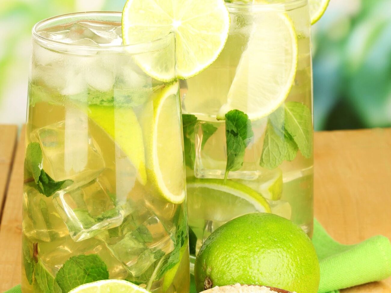 Для сока вам понадобятся сахар, лимон и изюм