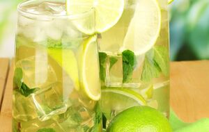 Для сока вам понадобятся сахар, лимон и изюм