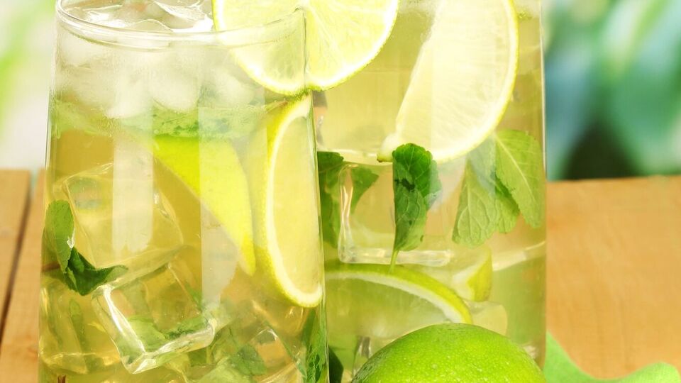 Для сока вам понадобятся сахар, лимон и изюм