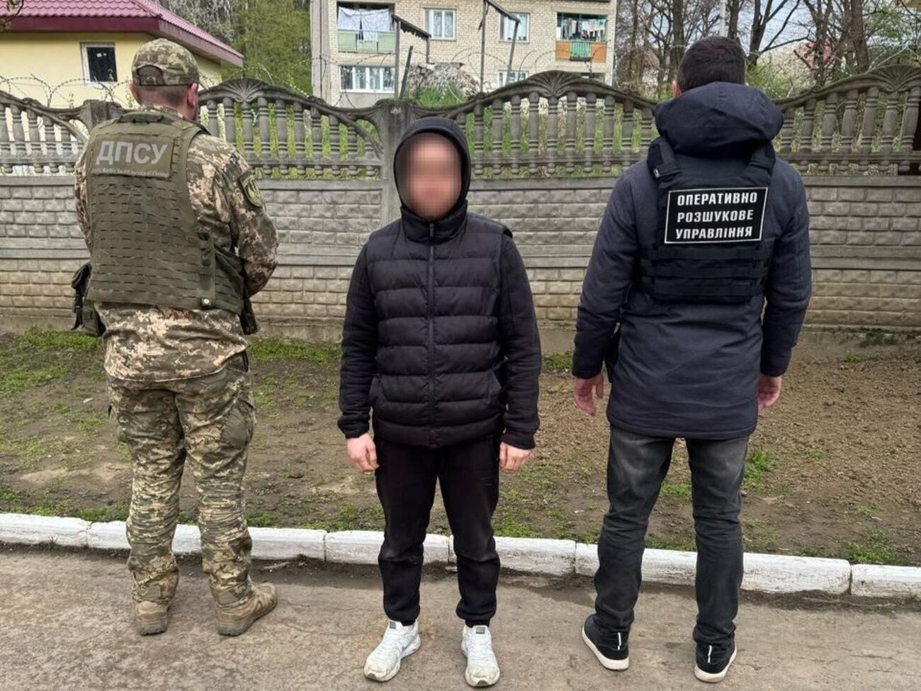 Как пишет ГПСУ, увидев военнослужащих, человек бросился наутек, игнорируя требования остановиться