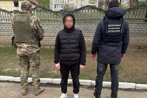 Як пише ДПСУ, побачивши військовослужбовців, людина кинулася навтіки, ігноруючи вимоги зупинитися