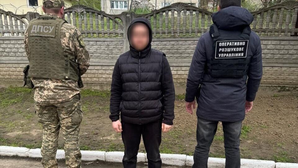 Як пише ДПСУ, побачивши військовослужбовців, людина кинулася навтіки, ігноруючи вимоги зупинитися