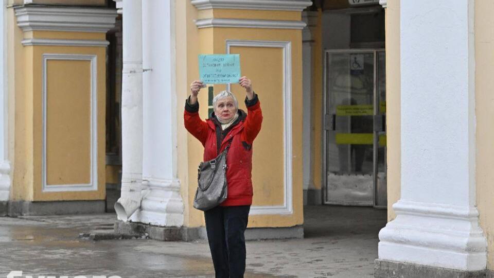 ЗМІ уточнює, що протокол на жінку склали через її пікет 24 лютого