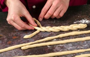 Для декору тісто ріжуть на смужки