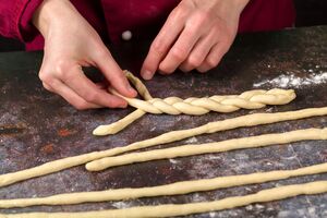 Для декору тісто ріжуть на смужки