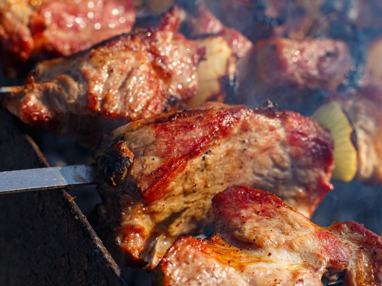 Шашлик у цибулевому маринаді має бути приблизно годину