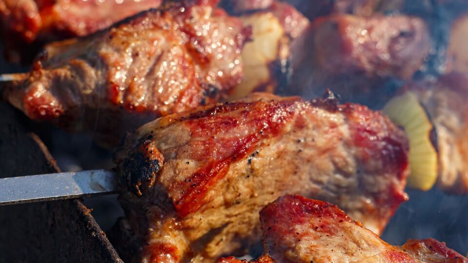 Шашлик у цибулевому маринаді має бути приблизно годину